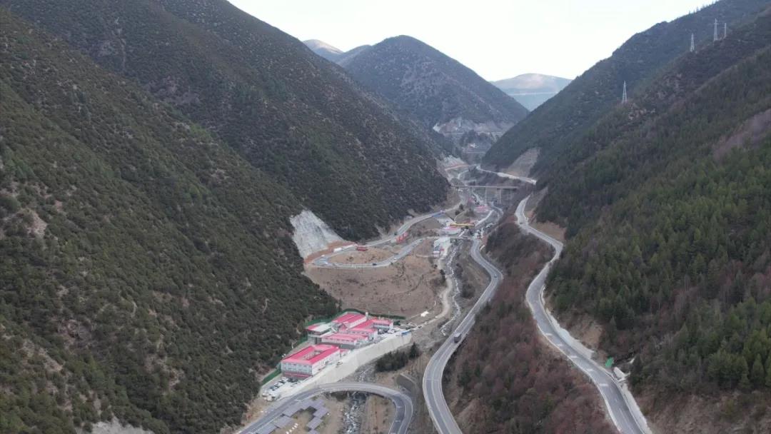 征戰“天路”！耿力G3ZH三臂鑿巖臺車(chē)助力川藏鐵路隧道攻堅